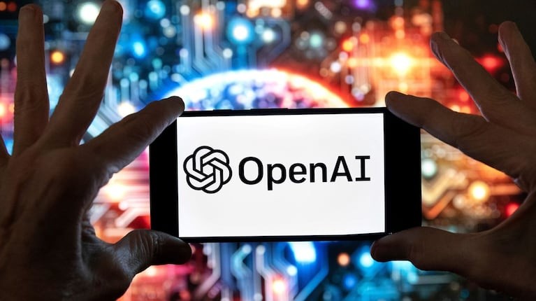 OpenAI da un salto al hardware: altavoces, gafas inteligentes y una lámpara con IA llegarán en los próximos años