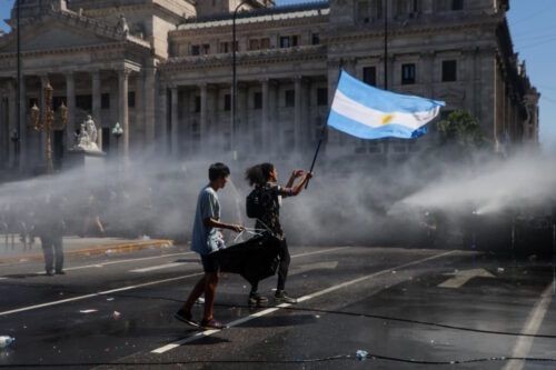 Velorio en el Congreso: entre el cinismo de los votos y la resistencia en las calles