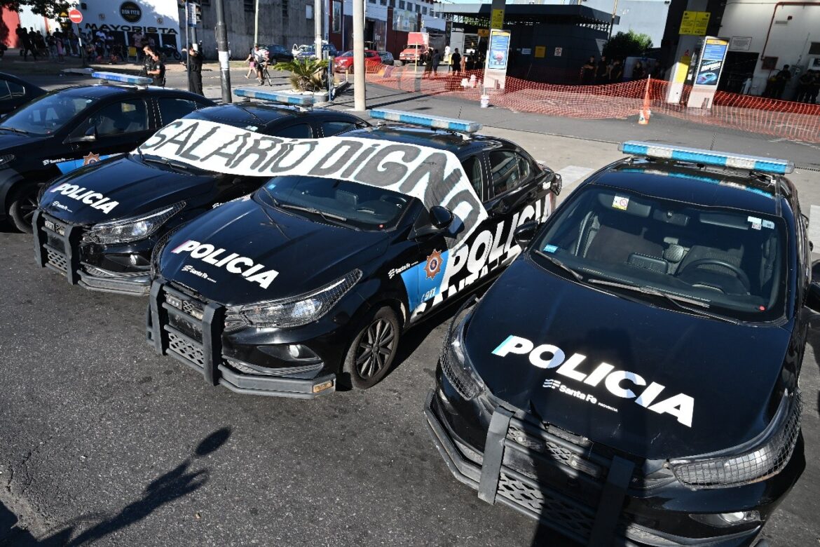 Tensión sin fin en Rosario: oficiales rebeldes mantienen su protesta y el Gobierno pasa a disponibilidad a 20 agentes
