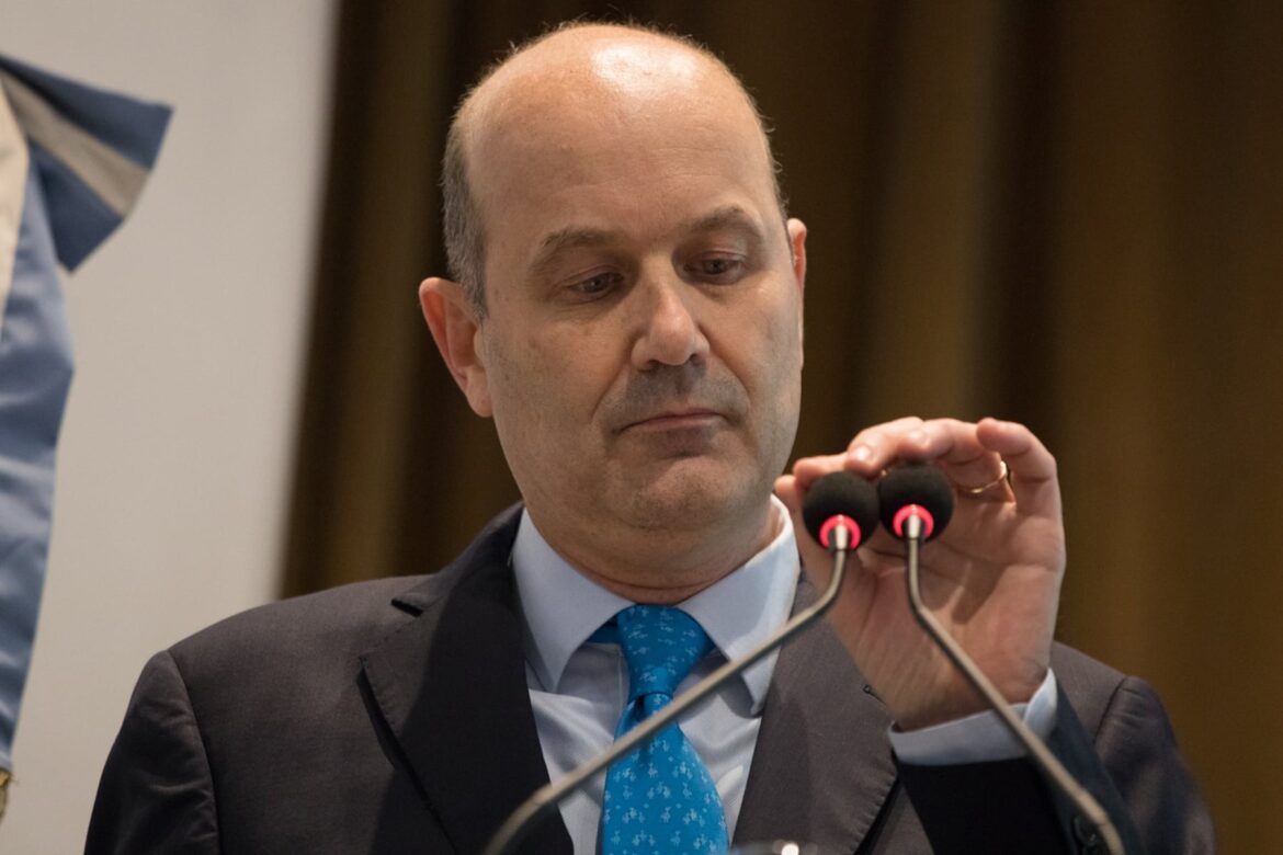 El Doble Discurso del «Coloso»: Sturzenegger, Bajo la Lupa por Nuevos Contratos Millonarios que Engordan el Estado que Predica Achicar