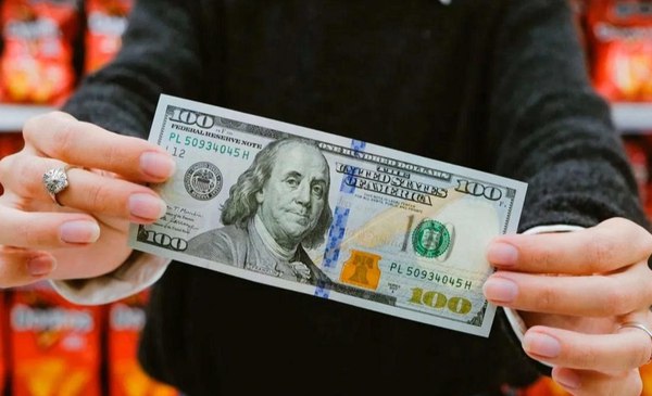 El dólar extiende su escalada y el blue perfora la barrera de los $1.430 en una rueda de fuertes oscilaciones
