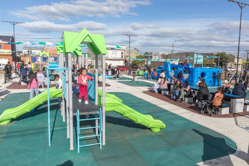 VECINOS Y VECINAS YA DISFRUTAN DEL NUEVO PUNTO DE ENCUENTRO EN EL BARRIO CABO PEÑA