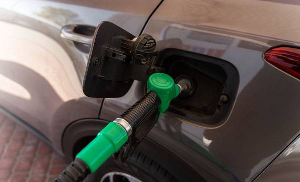 La nafta premium supera los $2000 en medio de la volatilidad petrolera global