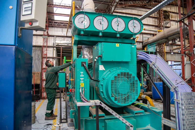 TRABAJOS DE ALTA COMPLEJIDAD EN LA USINA DE TOLHUIN: ESTE DOMINGO CONTINUARÁN LAS TAREAS SOBRE EL NUEVO GENERADOR CUMMINS N°3