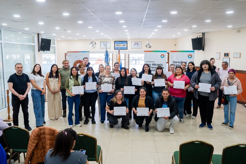 GOBIERNO Y FUPE ENTREGARON CERTIFICADOS DE OTORGAMIENTO DE BECAS PARA PROFESORADOS CON PERSPECTIVA EN DERECHOS HUMANOS