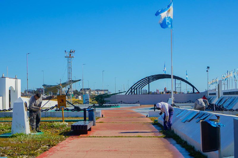 EL MUNICIPIO TRABAJA EN LA PUESTA A PUNTO DE LOS MONUMENTOS Y EL PASEO “HÉROES DE MALVINAS”