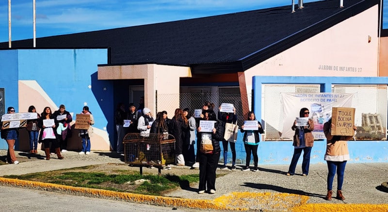 La paciencia se agota en Río Grande: familias mantienen la vigilia frente al jardín N°27 ante la indiferencia oficial