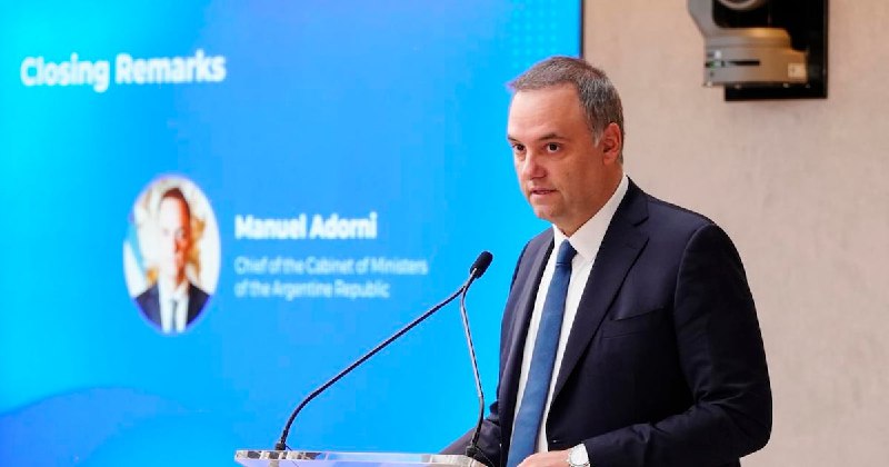 «Fue culpa de la inteligencia artificial»: el insólito argumento de Adorni para justificar el viaje de su esposa en el avión presidencial