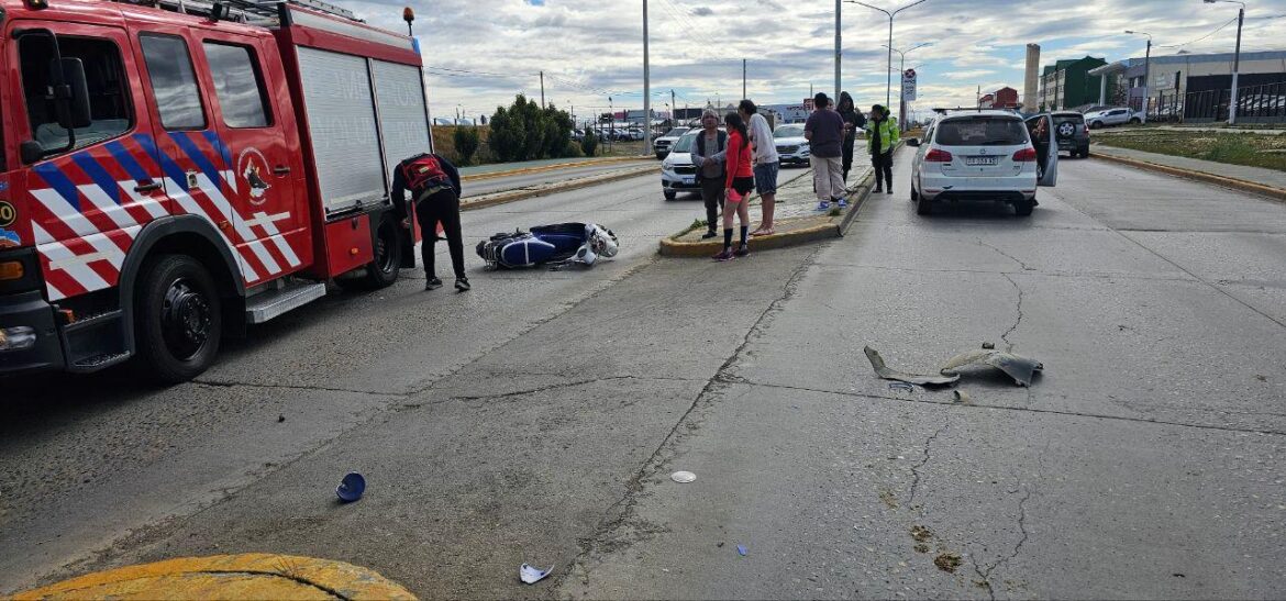 Colisión entre un automóvil y una moto en pleno centro de Río Grande dejó dos personas lesionadas