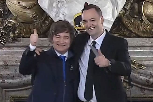 Blindaje político en medio del temporal: Milei y Adorni sellan su pacto de lealtad en Córdoba mientras las tormentas éticas sacuden la Casa Rosada