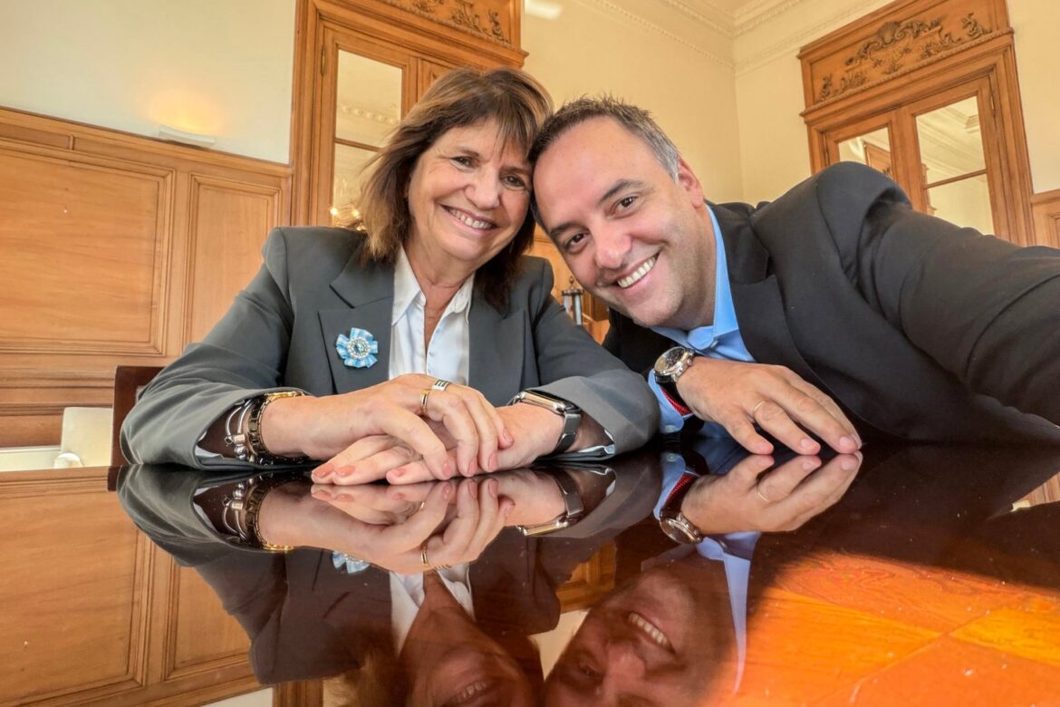 Entre gestos de unidad y una agenda signada por la grieta interna, el Gobierno falla en su intento por clausurar el escándalo que envuelve al jefe de Gabinete