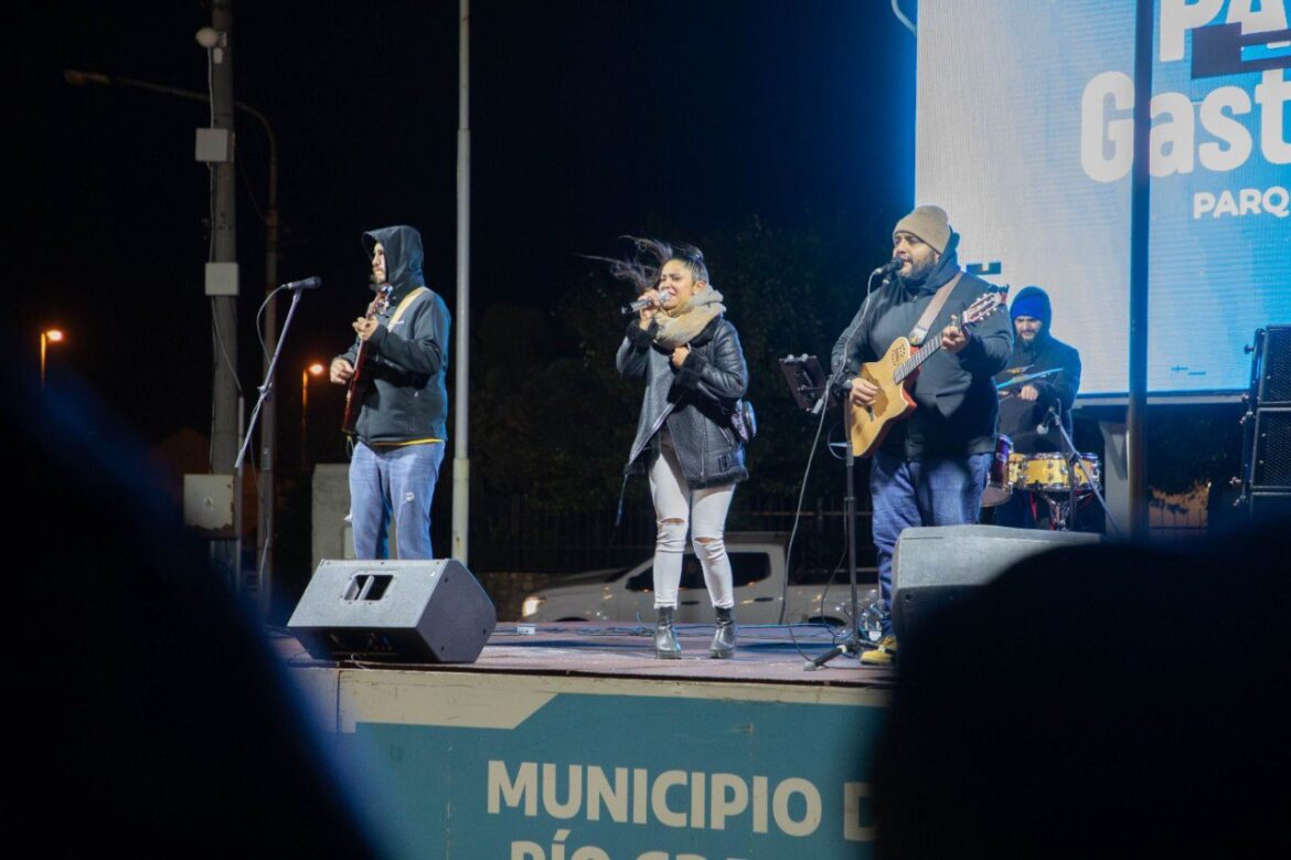 EL PATIO GASTRONÓMICO SUMÓ UNA NOCHE DE PEÑA EN EL PARQUE DE LOS 100 AÑOS