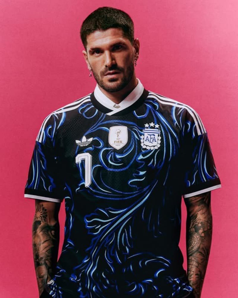 A 83 días de la cita mundialista, la Selección Argentina presentó su tercera vestimenta: un diseño que fusiona el orgullo patrio con la estética del fileteado