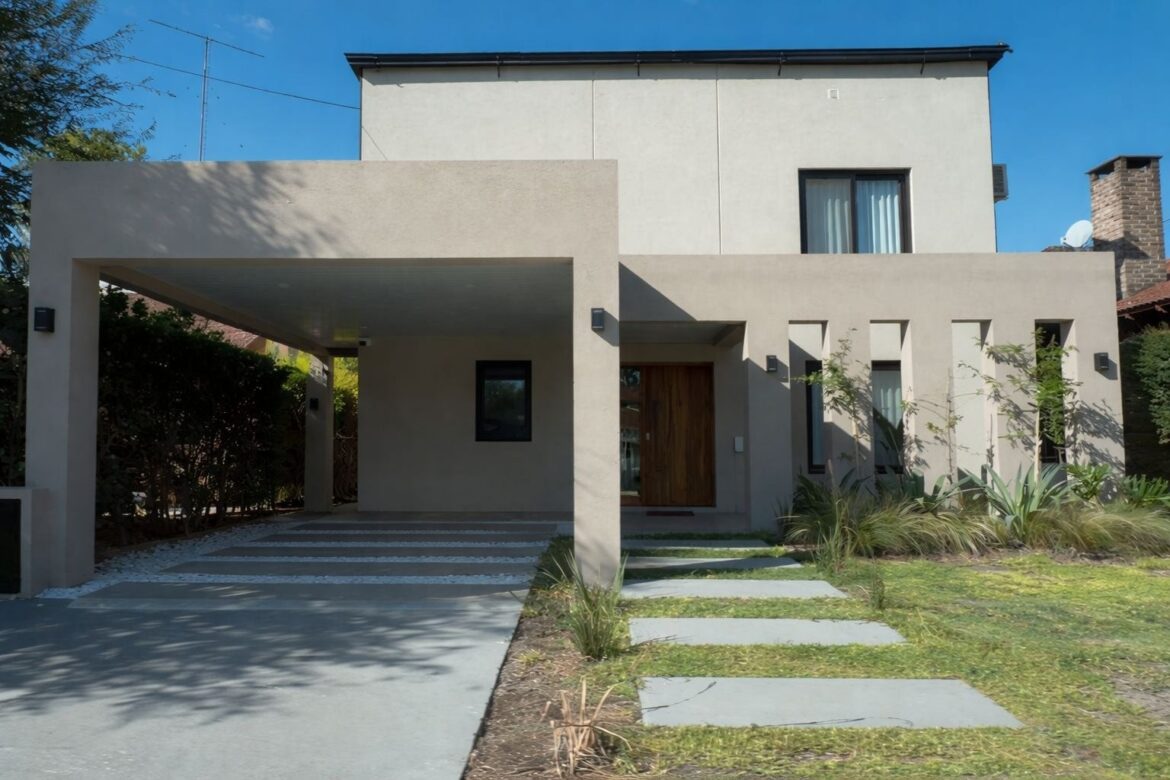 Nueva denuncia contra Adorni: una propiedad oculta en un country de lujo complica al Jefe de Gabinete