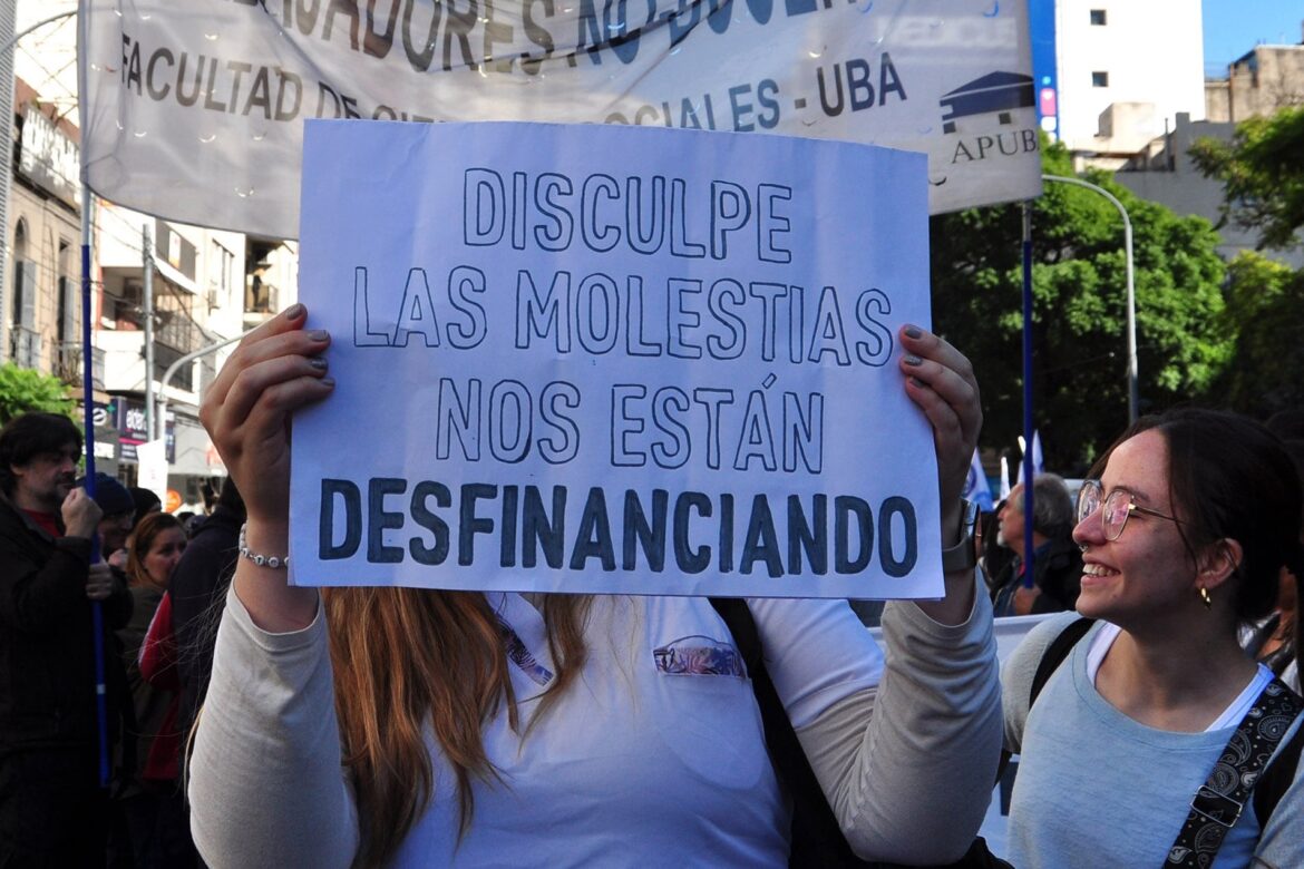 El salto de la cúpula: funcionarios duplican sus ingresos mientras las universidades públicas se desangran