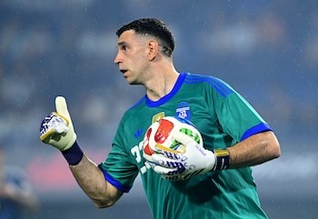 La obsesión estadística del Dibu se topó con un muro en el cierre: victoria, pero récord postergado