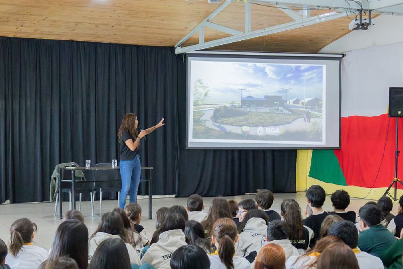 EL MUNICIPIO Y ESTUDIANTES DE LA EPEIM TRABAJAN EN UN PROYECTO DE ESPACIO PÚBLICO CON ENFOQUE AMBIENTAL