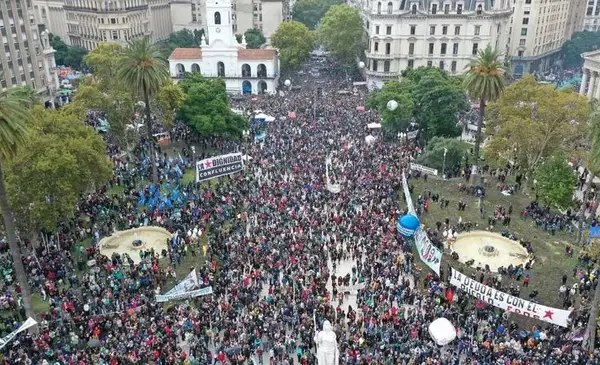 A medio siglo del golpe, la memoria vuelve a inundar las calles: movilización masiva en Plaza de Mayo y el país