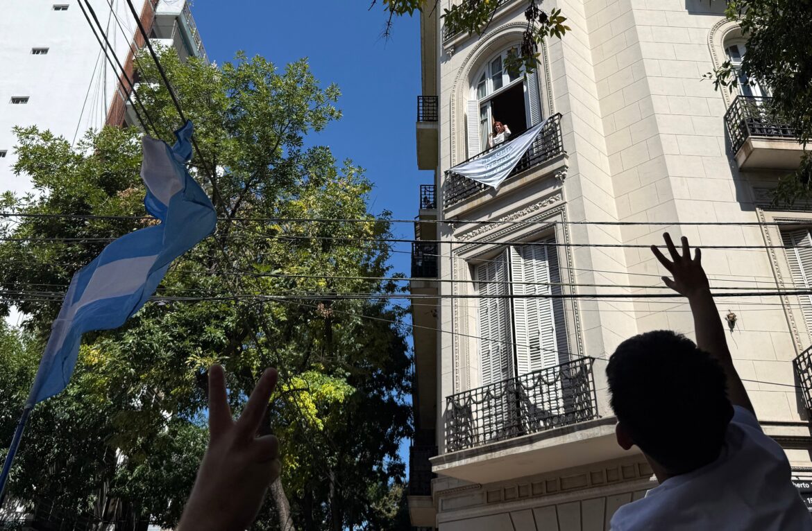 Nuevo embate fiscal contra Cristina Kirchner: piden cerrar su balcón y advierten con revocar la prisión domiciliaria