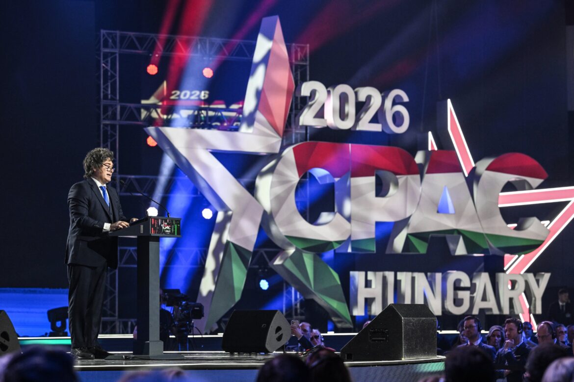 El León Suelta Su Rugido en Hungría Mientras la Tormenta Sacude la Rosada