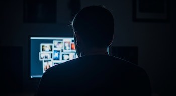 La sombra digital: una de cada cuatro mujeres en Perú sufre vigilancia oculta a través de aplicaciones espía en sus celulares