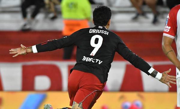 Un estreno con sonrisa: River vence a Huracán en el debut de Coudet y recupera terreno