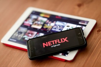 Netflix pone fin a una era: los teléfonos más antiguos quedarán fuera del servicio desde abril