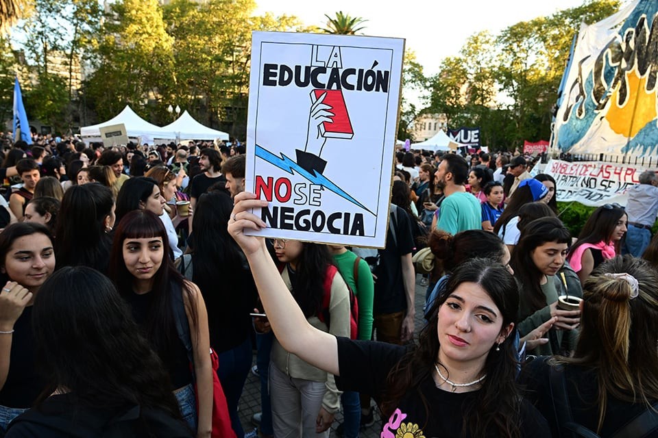 Frente al ajuste y la polémica inmobiliaria, los docentes universitarios llevan la protesta hasta el umbral del funcionario