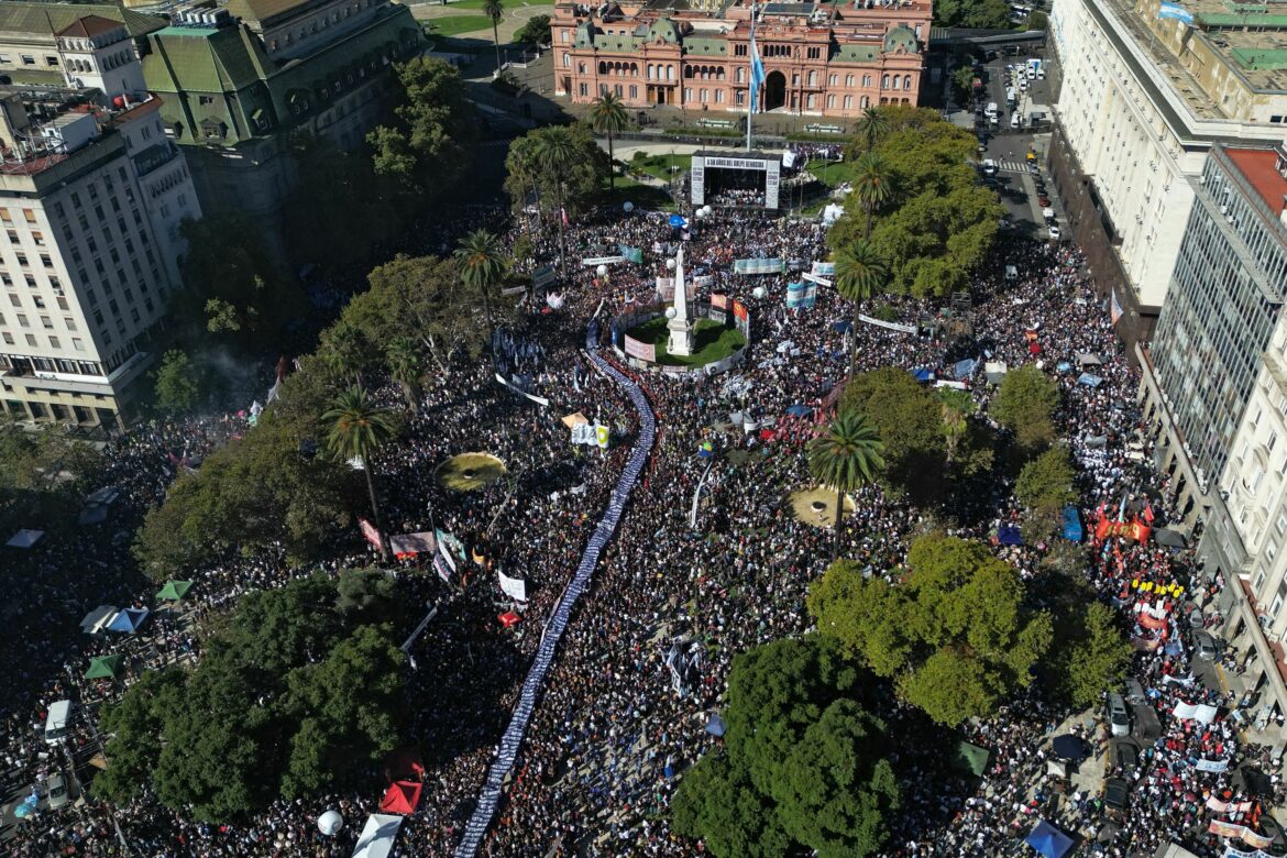 Multitud histórica colmó la Plaza de Mayo en el quincuagésimo aniversario del golpe: “No olvidamos, no perdonamos, no nos reconciliamos”