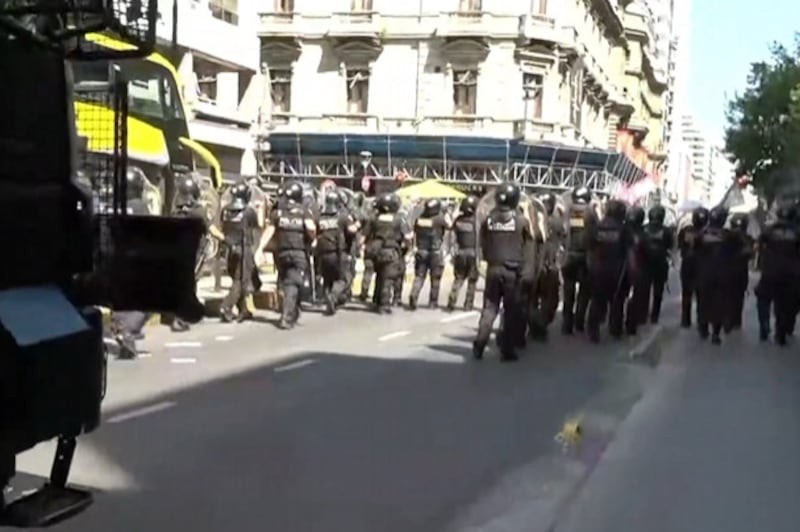Brutal represión en el centro porteño: la policía dispersa a golpes a los cesanteados de FATE