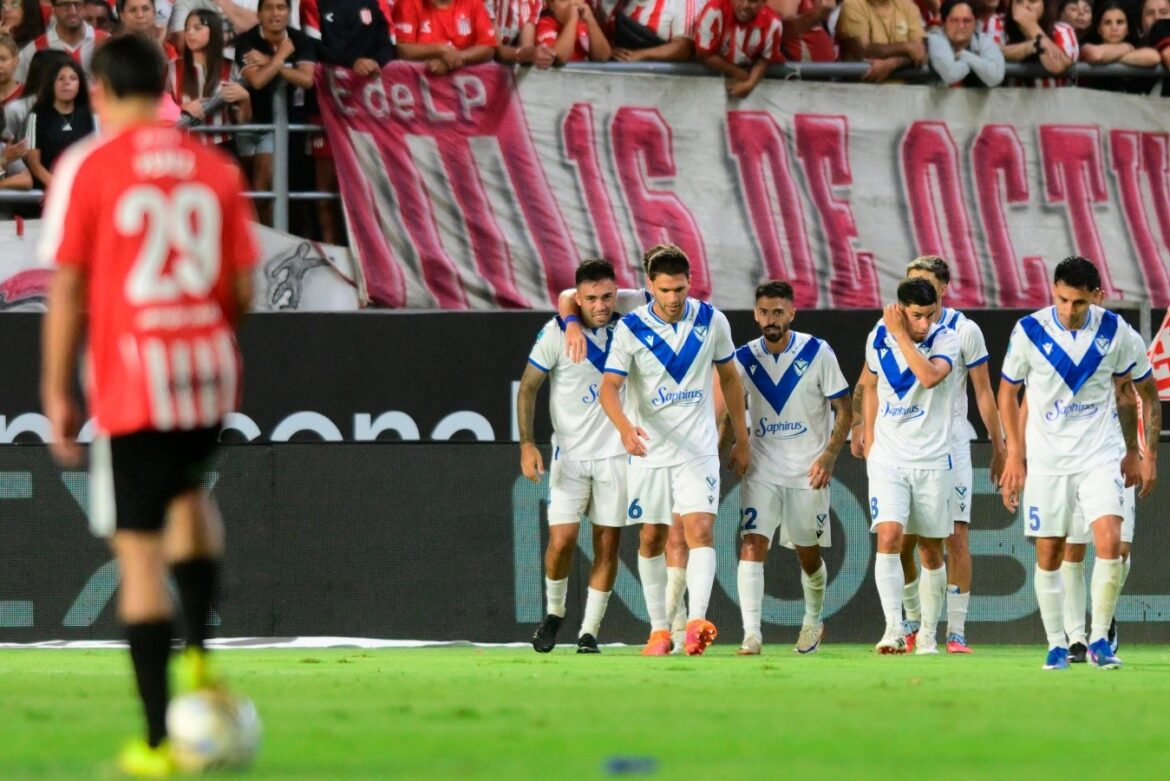 Vélez asalta el bosque y se trepa a la cima en un duelo de precisión milimétrica