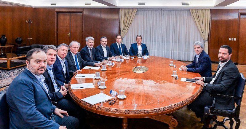 Bajo la lupa del surrealismo: Caputo atribuye la caída del consumo a tasas municipales e informalidad, mientras los supermercadistas le muestran la cruda realidad de los bolsillos