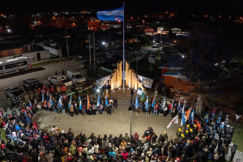 Tolhuin realizó la vigilia por Malvinas con participación comunitaria y mensajes de memoria y soberanía