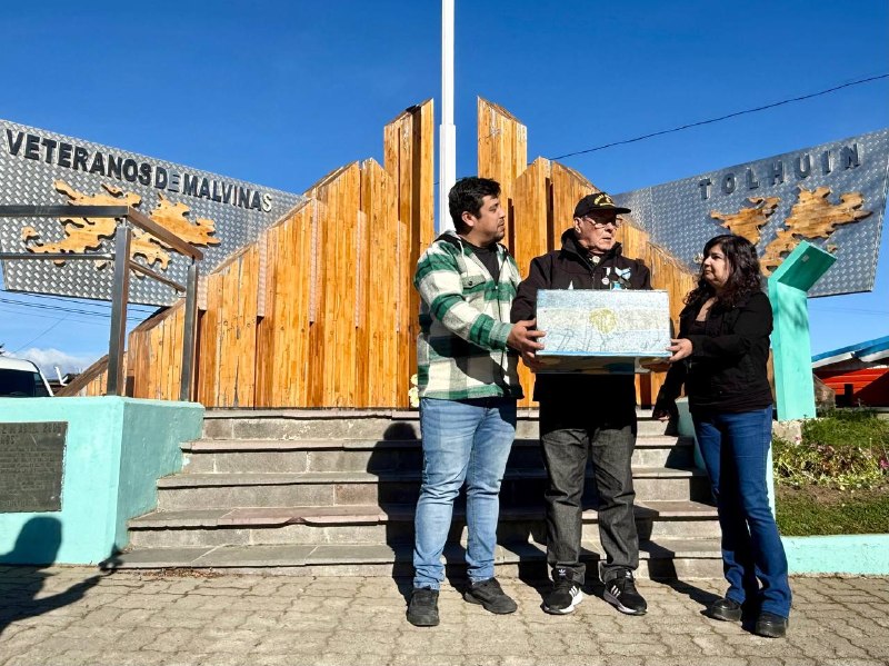 Tolhuin abraza la Causa Malvinas y la proyecta al país: se entregó la bandera que flameó en la Plazoleta Veteranos de Malvinas