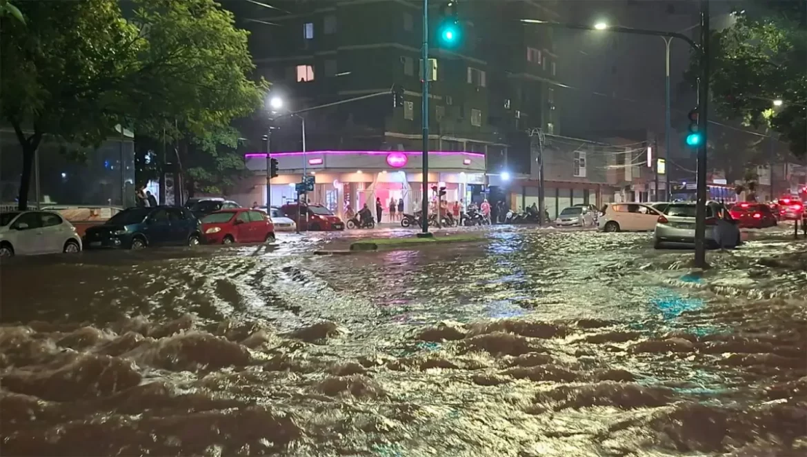 Trágica noche en Tucumán: un adolescente murió electrocutado tras el colapso de calles por una histórica tormenta