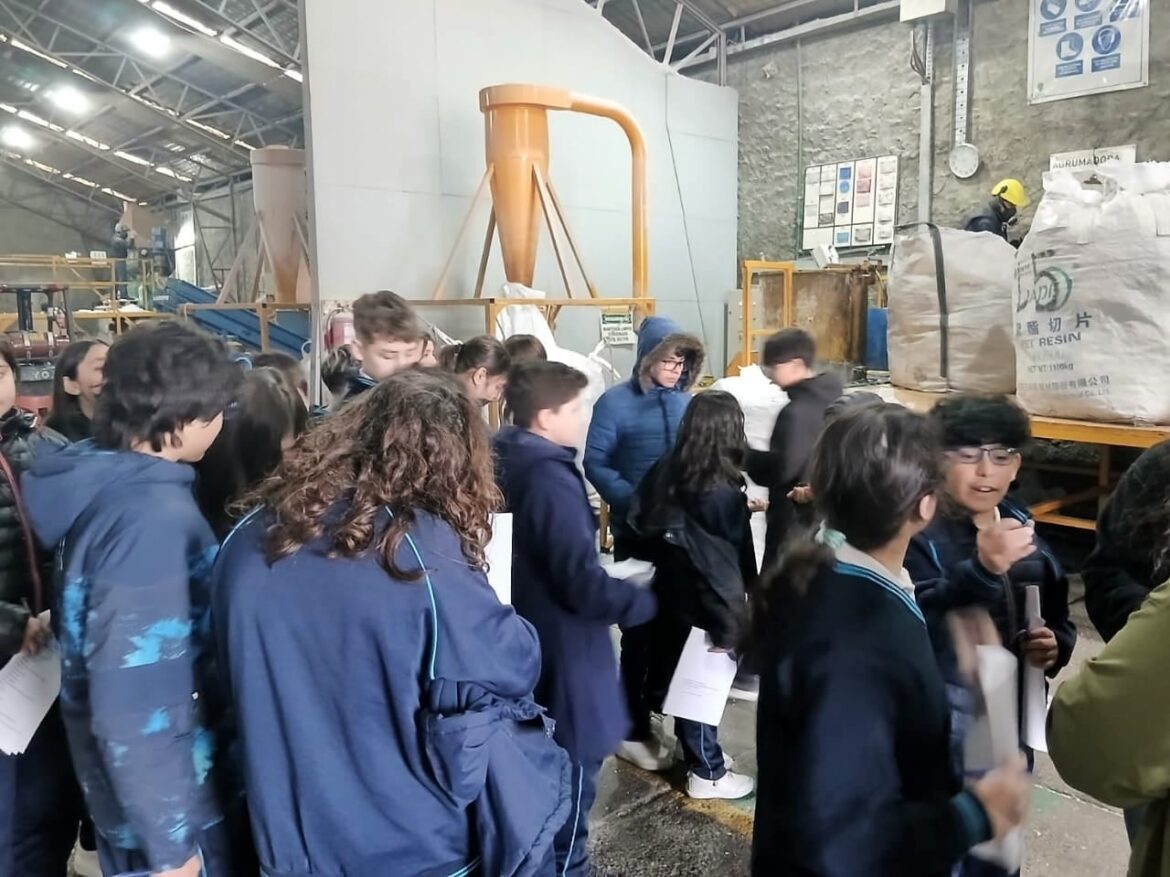 Estudiantes universitarios y secundarios exploran el corazón del reciclaje en “Ingenio Verde”