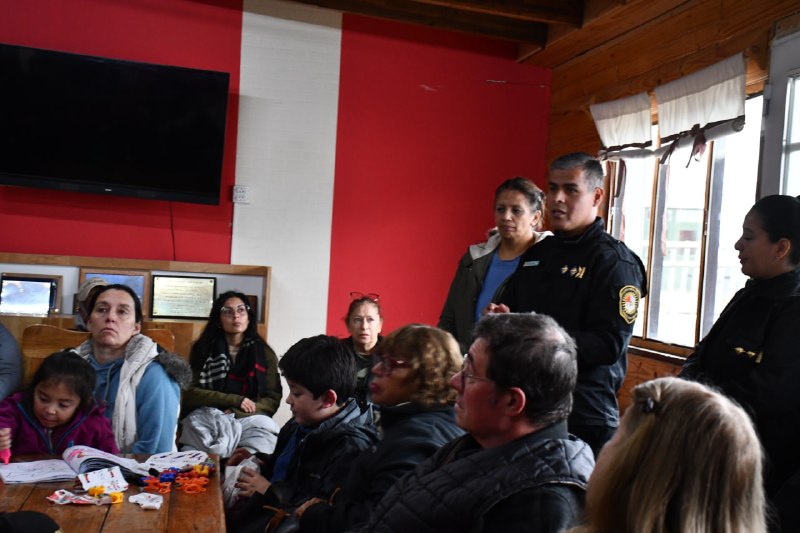 EN TOLHUIN, LA POLICÍA PROVINCIAL MANTIENE REUNIONES CON VECINOS PARA REFORZAR TAREAS DE PREVENCIÓN DEL DELITO
