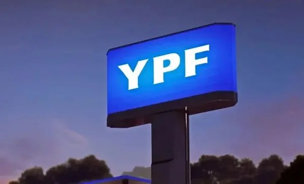YPF congela sus precios por 45 días pero niega un tope: “Es un amortiguador ante la guerra”