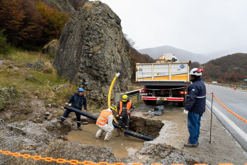 COMENZÓ EL CRUCE SUBTERRÁNEO DE LA RUTA N° 3 PARA EL TENDIDO ELÉCTRICO NUEVO PUESTO DE CONTROL