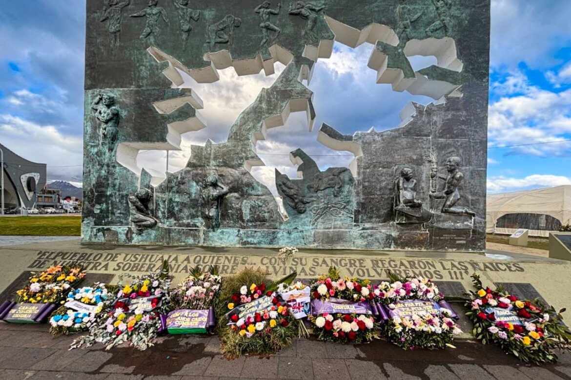 REPUDIO ABSOLUTO A LA COLOCACIÓN DE OFRENDAS CON SÍMBOLOS BRITÁNICOS EN EL MONUMENTO A LOS CAÍDOS EN MALVINAS