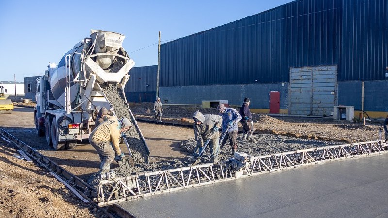 AVANZAN LOS TRABAJOS DE PAVIMENTACIÓN EN DIFERENTES SECTORES DE LA CIUDAD