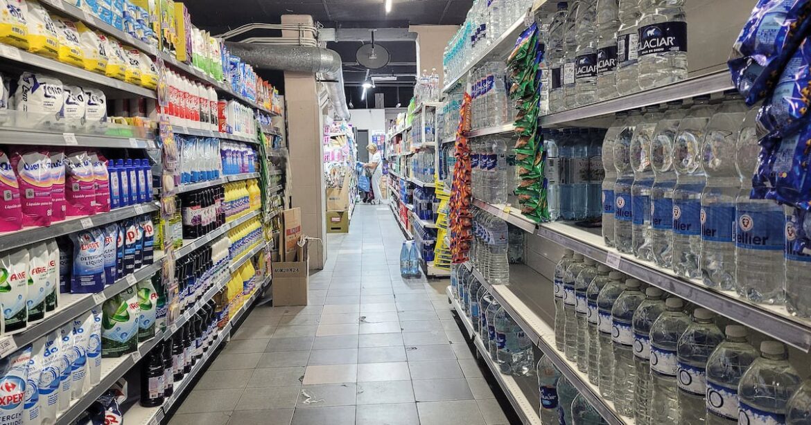Consumo en caída libre: el gasto de los hogares atraviesa su peor momento en años