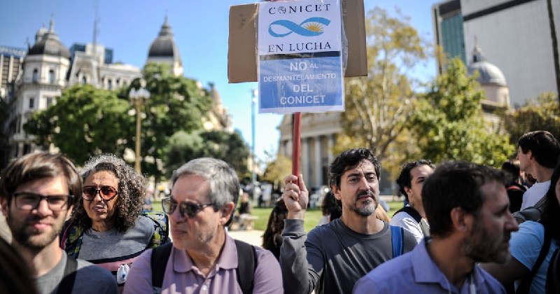 El espejo roto de la ciencia argentina: el CONICET se desangra con una caída de más del 30% en recursos y la fuga de dos mil quinientos cerebros