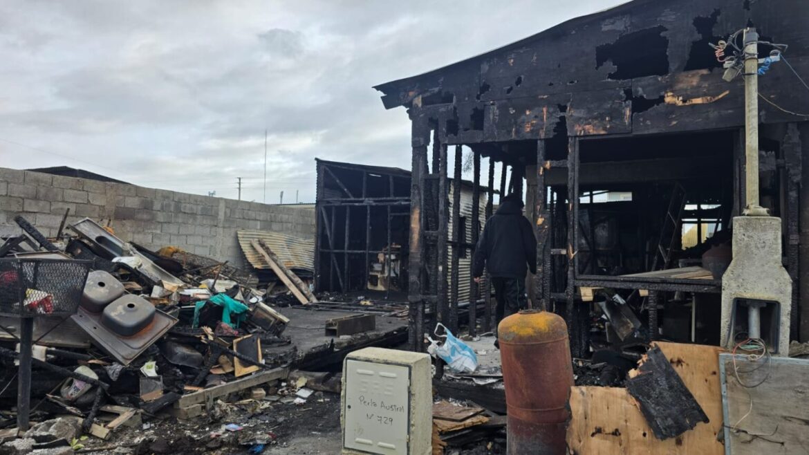 Un incendio devora gran parte de las viviendas de una familia y deja a cinco personas en la emergencia