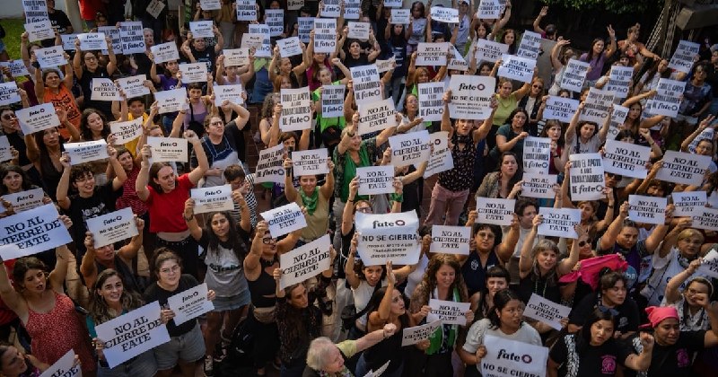 “FATE NO SE CIERRA”: EL GRITO DE LOS TRABAJADORES VOLVIÓ A RETUMBAR EN EL CENTRO PORTEÑO