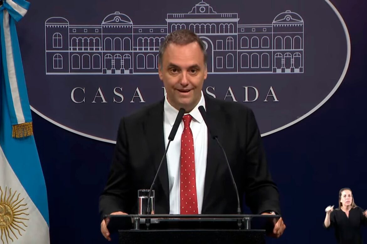 Bajo la lupa judicial: Adorni enfrenta un cúmulo de causas mientras convoca a su gabinete en la Rosada