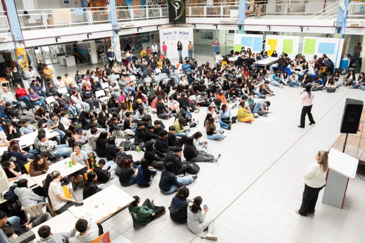 SE REALIZÓ EN EL CENTRO POLIVALENTE DE ARTE DE RÍO GRANDE UNA CHARLA SOBRE RESPONSABILIDAD LEGAL EN LA ADOLESCENCIA