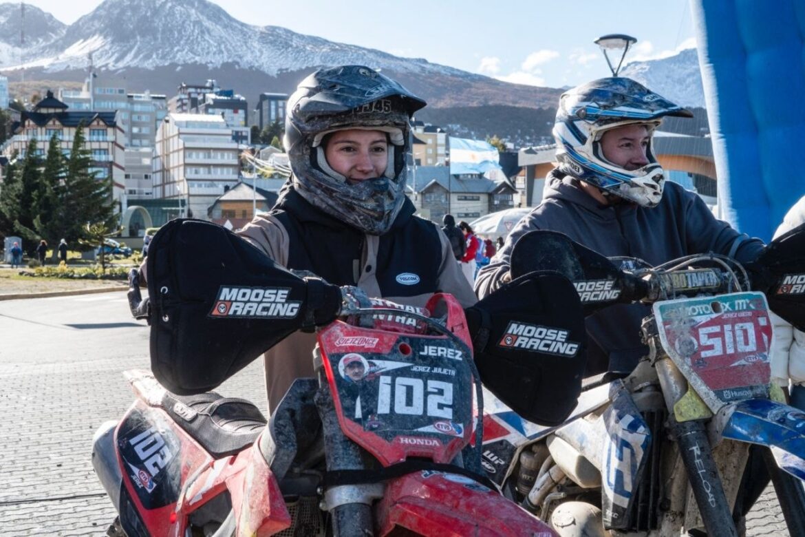 LA VUELTA A LA TIERRA DEL FUEGO REGRESÓ A USHUAIA TRAS MÁS DE 20 AÑOS Y REUNIÓ A MÁS DE 140 PILOTOS