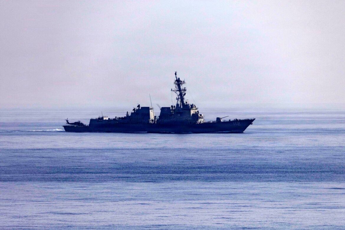 Ofensiva diplomática en el Golfo: Trump asegura que Irán está en “ruina institucional” y negocia la reapertura del estratégico paso de Ormuz