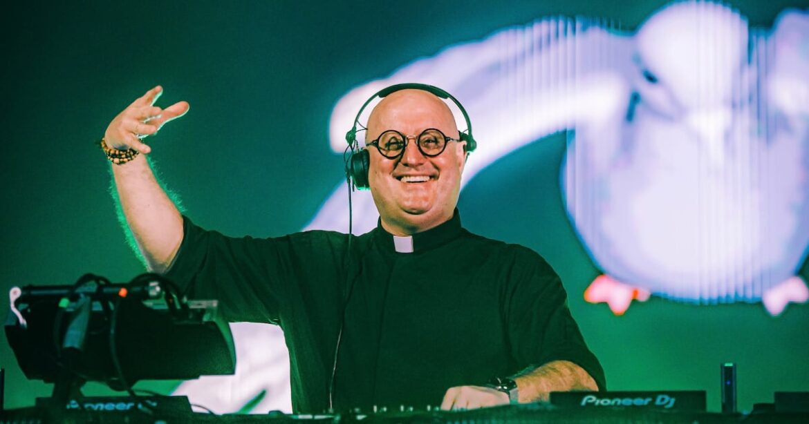 El “Cura DJ” desembarca en Plaza de Mayo: un homenaje en ritmo electrónico al grito de Francisco